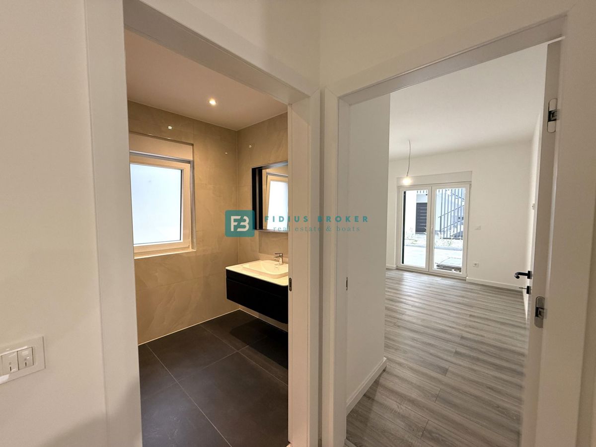 VODICE, novo, vseljivo, pritličje, vrt 123 m2, mirna lokacija