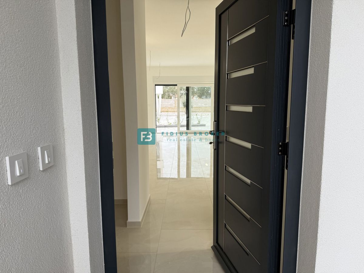 VODICE, novo, vseljivo, pritličje, vrt 123 m2, mirna lokacija