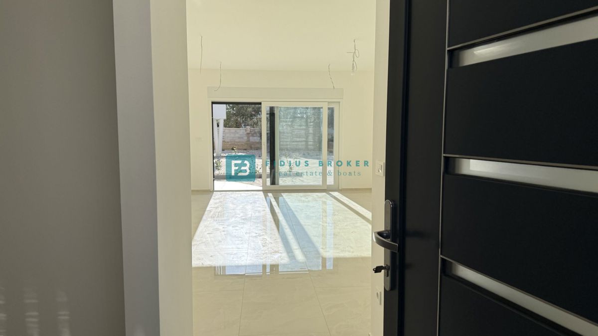 VODICE, novo, vseljivo, pritličje, vrt 123 m2, mirna lokacija