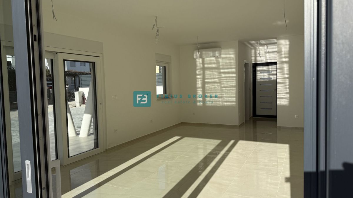 VODICE, novo, vseljivo, pritličje, vrt 123 m2, mirna lokacija