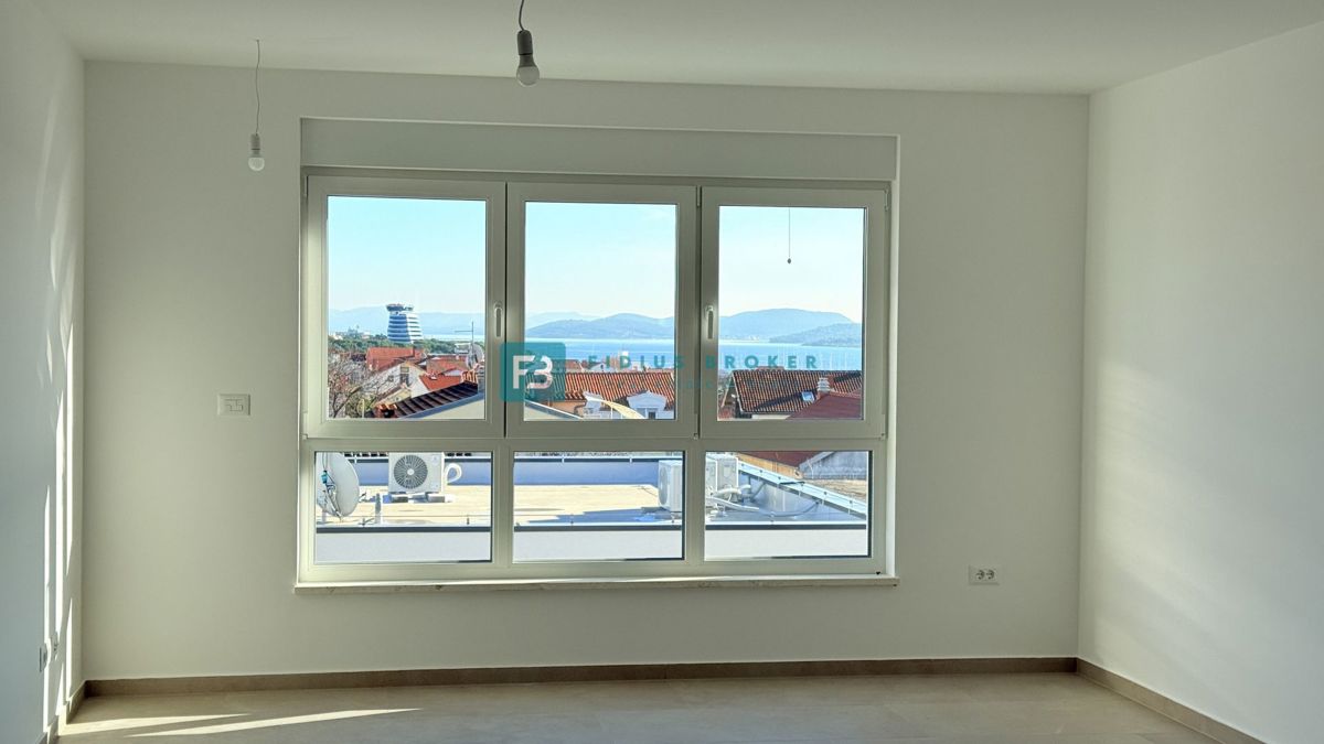 VODICE, novo, 2. nadstropje, dokončano, panoramski pogled na morje, 2 shrambi