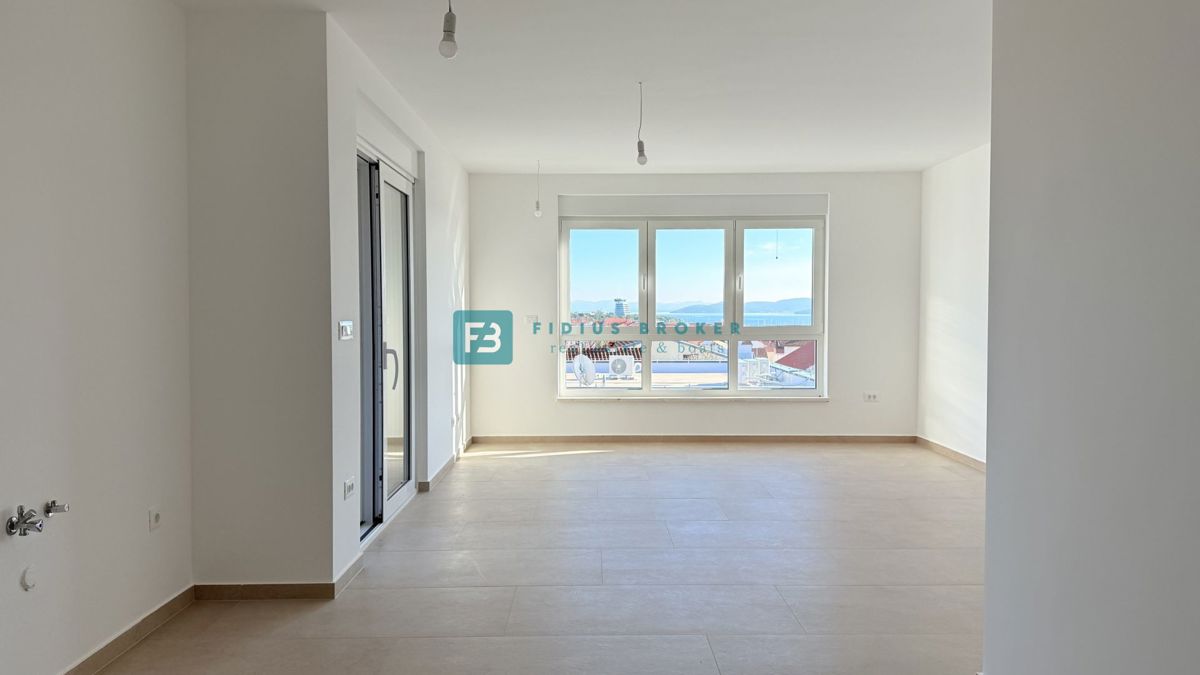 VODICE, novo, 2. nadstropje, dokončano, panoramski pogled na morje, 2 shrambi