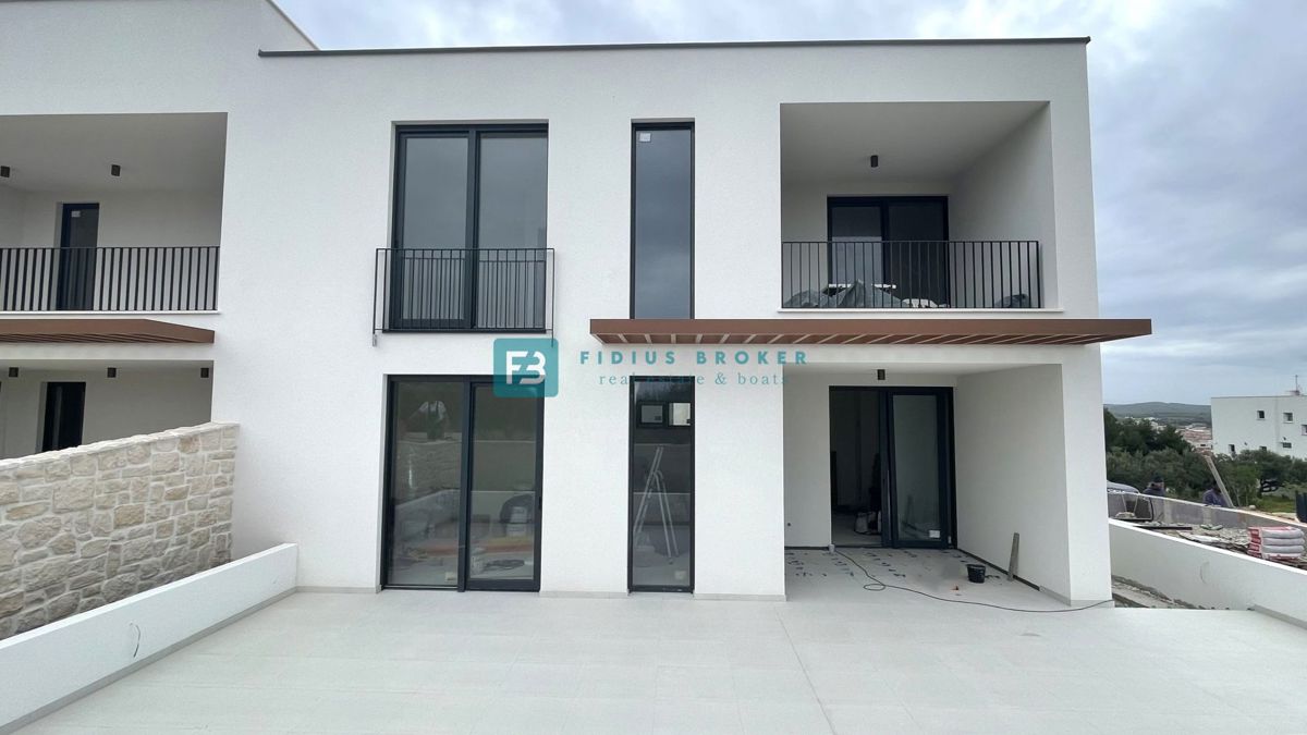 VODICE, novogradnja, luksuzna polsamostojna hiša, panoramski razgled, vrt