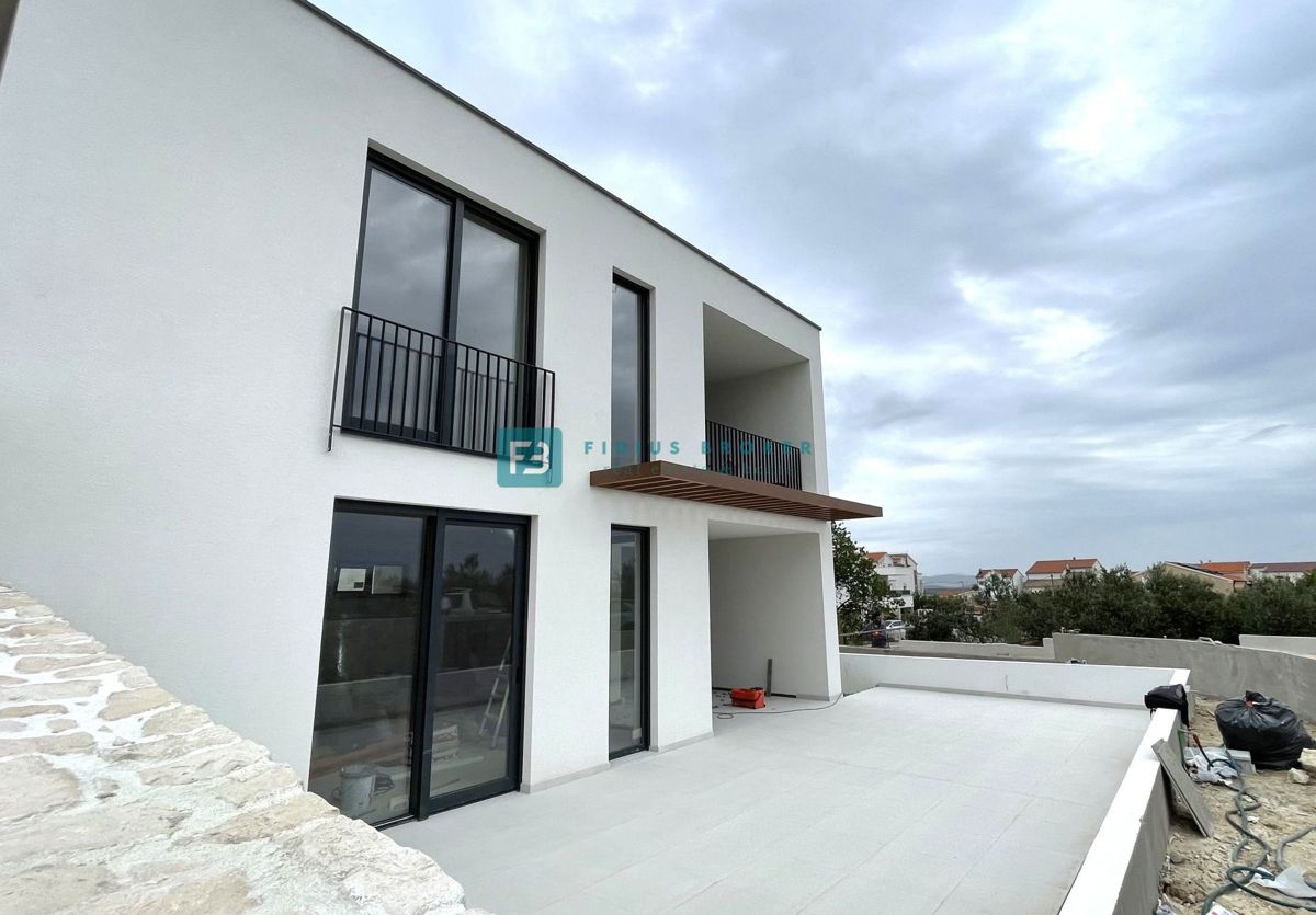 VODICE, novogradnja, luksuzna polsamostojna hiša, panoramski razgled, vrt