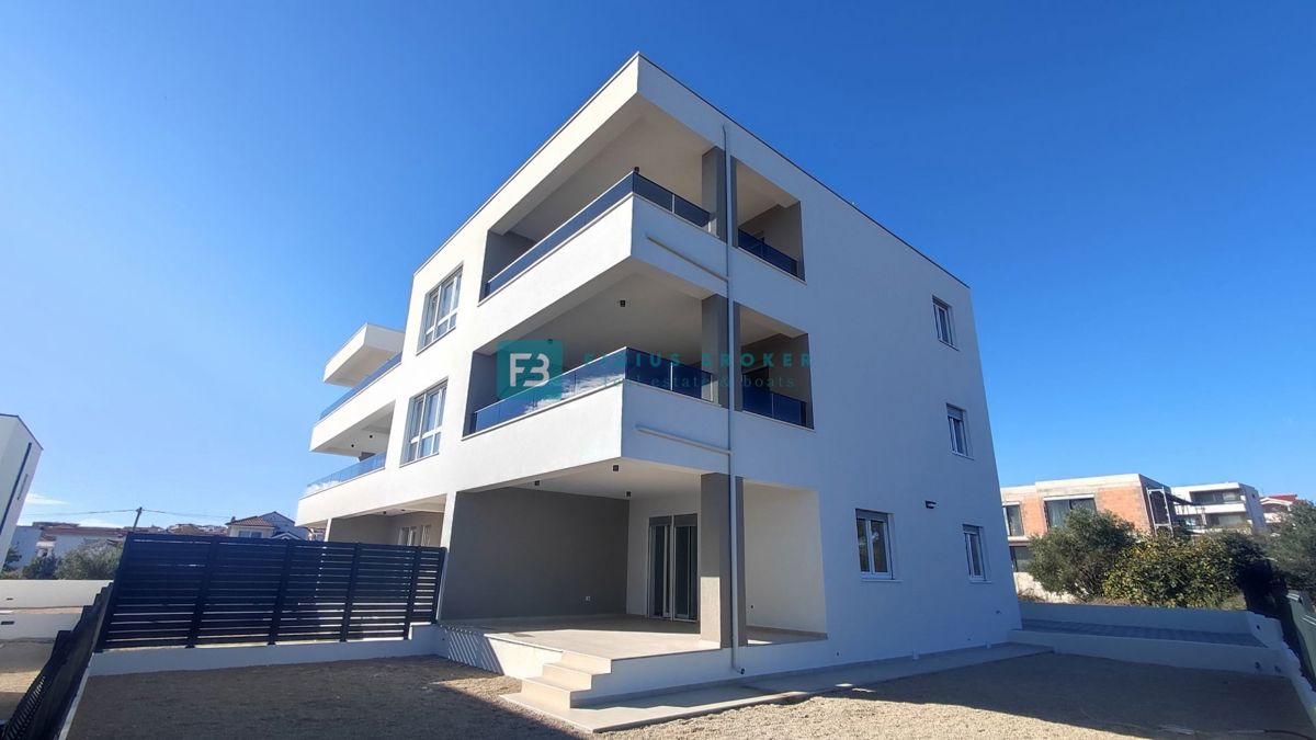 VODICE, novo, 2. nadstropje, dokončano, panoramski pogled na morje, 2 shrambi