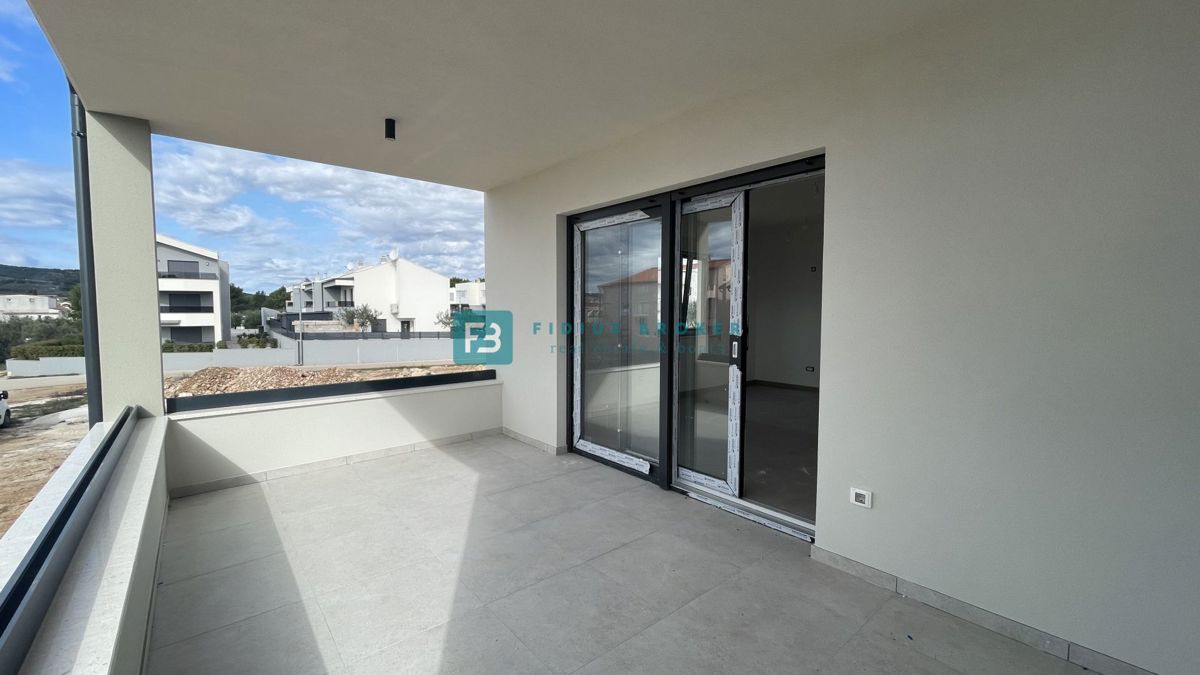 VODICE, novogradnja, moderno stanovanje, terasa, 2 spalnici
