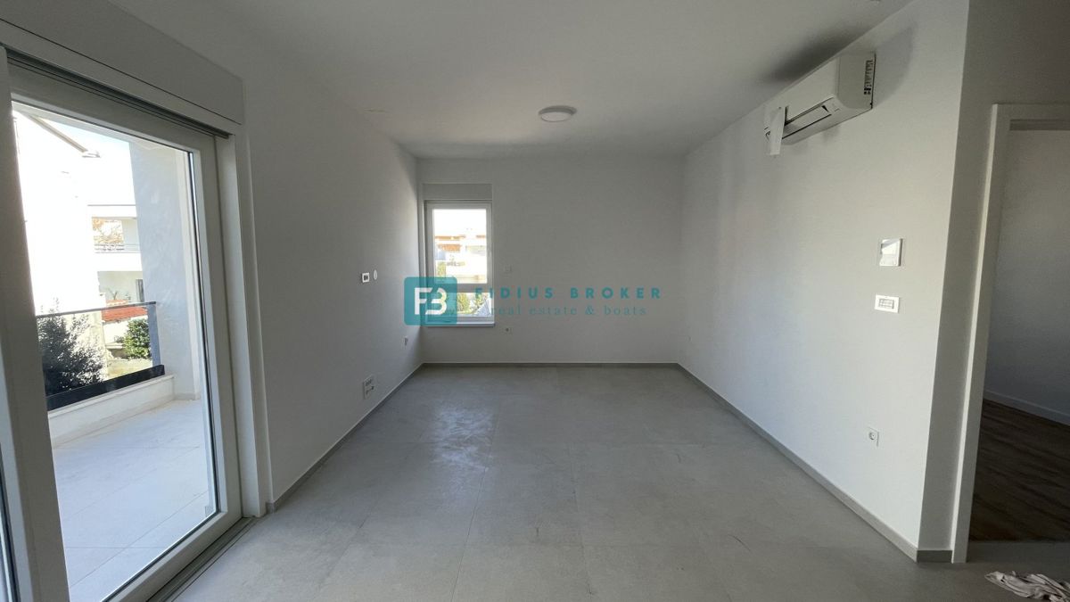 VODICE, novogradnja, 1. nadstropje, moderno stanovanje, 650 m do plaže