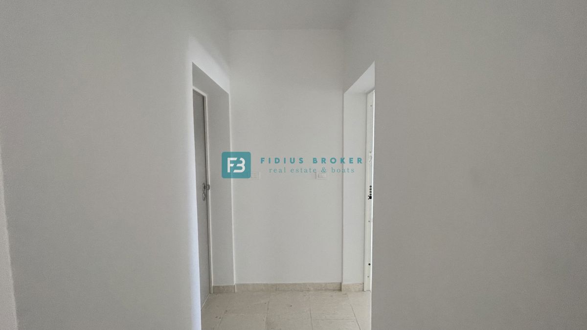 VODICE, novogradnja, 1. nadstropje, moderno stanovanje, 650 m do plaže