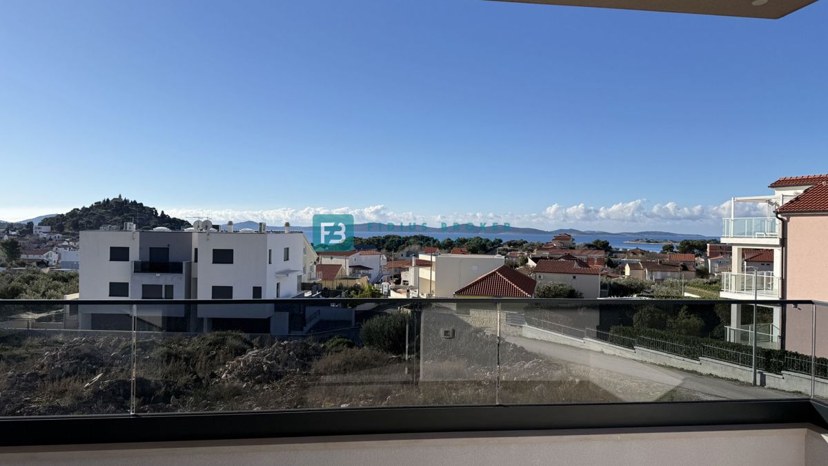 TRIBUNJ, novo, 1. nadstropje, pogled na morje, 500 m do plaže, shramba, 3 spalnice