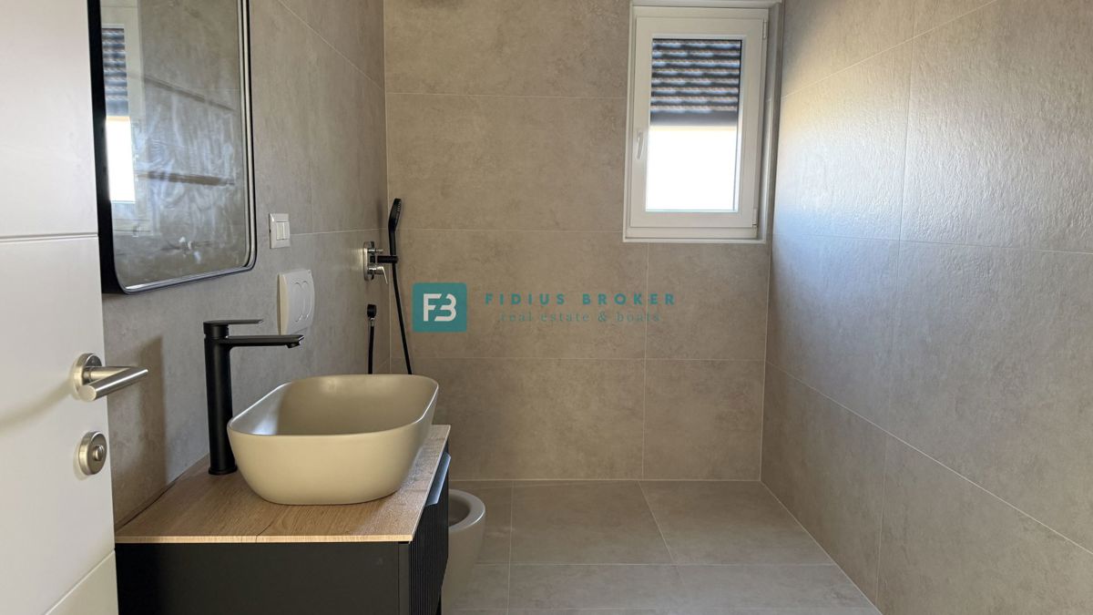 TRIBUNJ, novo, 1. nadstropje, pogled na morje, 500 m do plaže, shramba, 3 spalnice