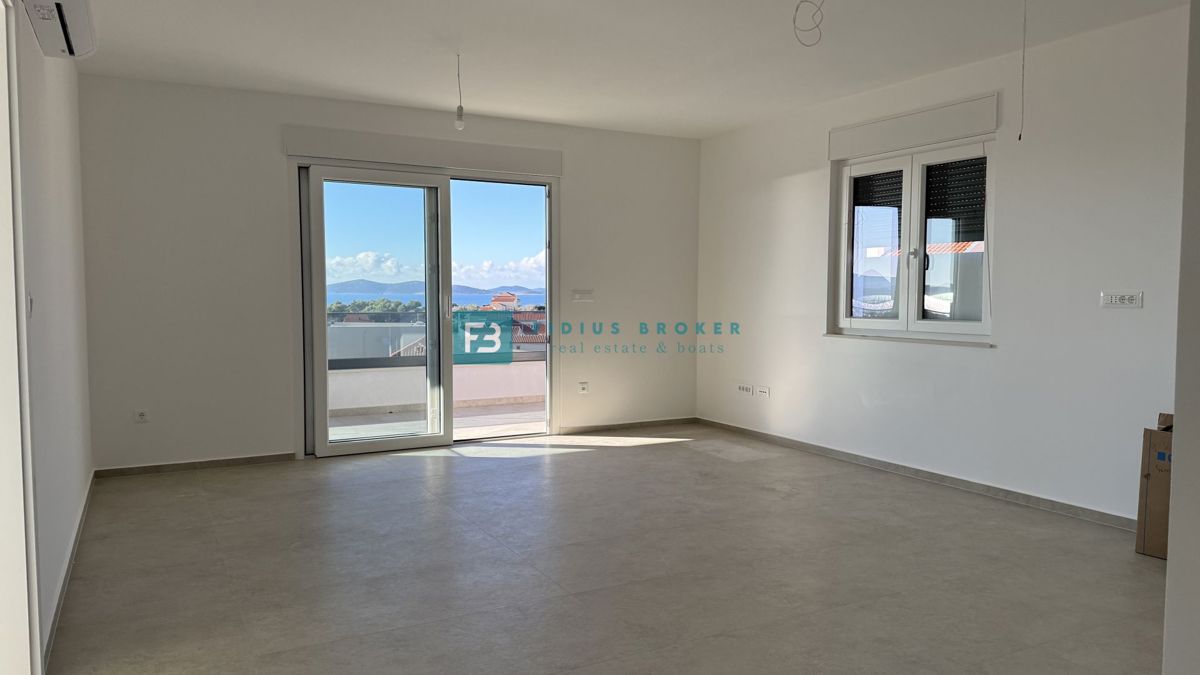 TRIBUNJ, novo, 1. nadstropje, pogled na morje, 500 m do plaže, shramba, 3 spalnice