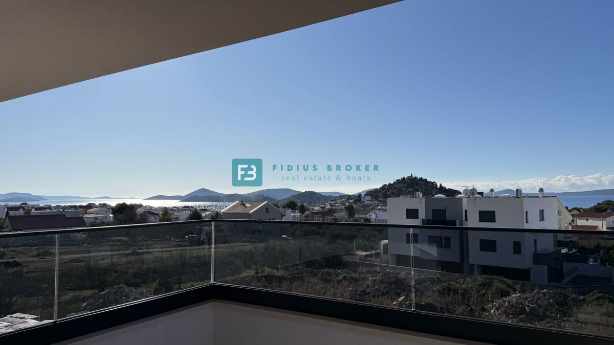 TRIBUNJ, novo, 1. nadstropje, pogled na morje, 500 m do plaže, shramba, 3 spalnice