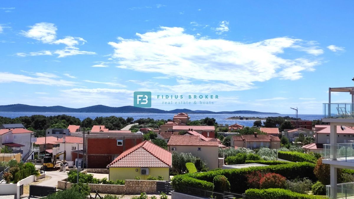 TRIBUNJ, novo, 1. nadstropje, pogled na morje, 500 m do plaže, shramba, 3 spalnice