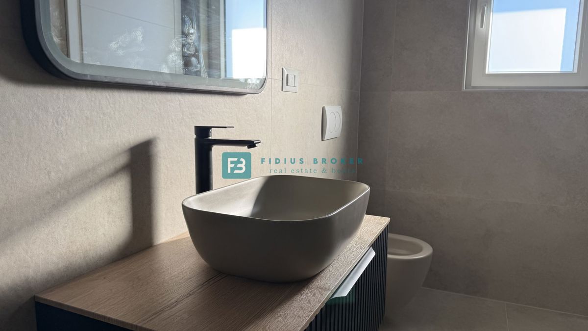 TRIBUNJ, novo, 1. nadstropje, pogled na morje, 500 m do plaže, shramba, 3 spalnice