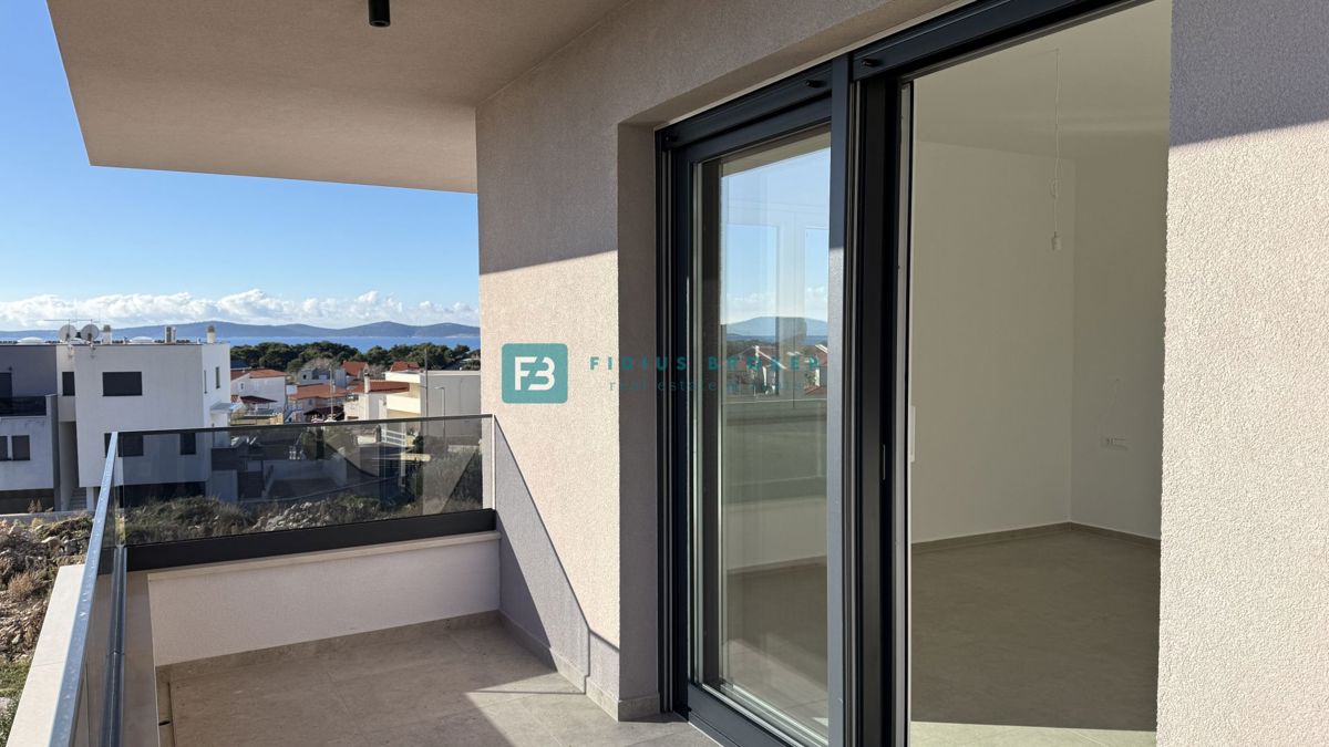 TRIBUNJ, novo, 1. nadstropje, pogled na morje, 500 m do plaže, shramba, 3 spalnice