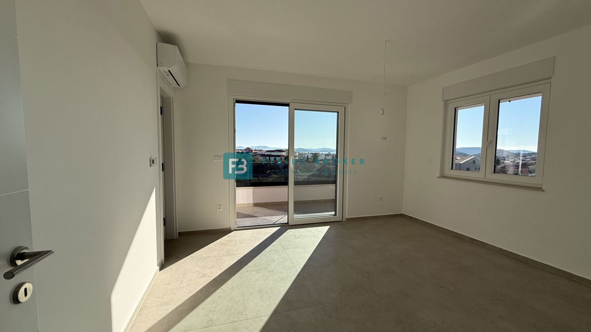 TRIBUNJ, novo, 1. nadstropje, pogled na morje, 500 m do plaže, shramba, 3 spalnice