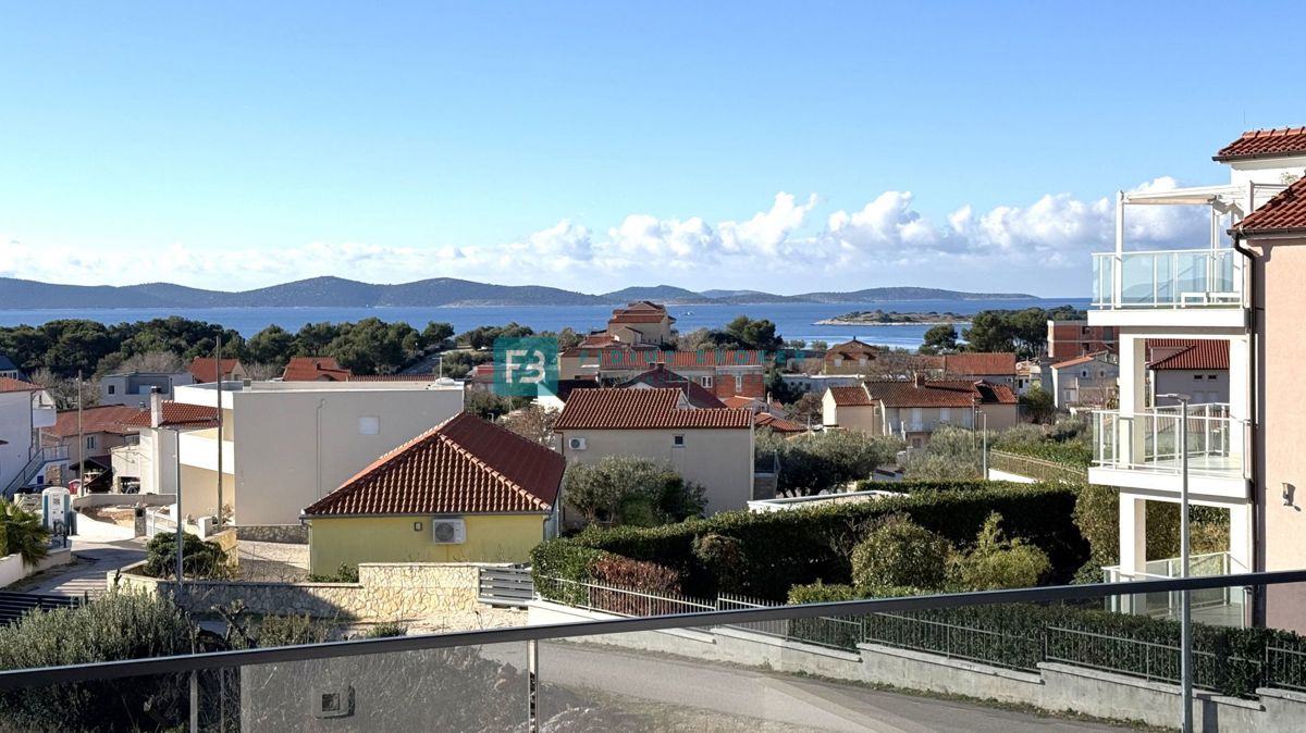 TRIBUNJ, novo, 1. nadstropje, pogled na morje, 500 m do plaže, shramba, 3 spalnice