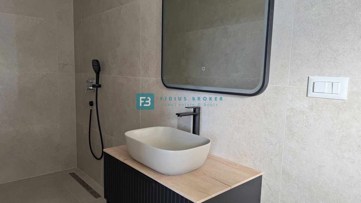 TRIBUNJ, novo, 1. nadstropje, pogled na morje, 500 m do plaže, shramba, 3 spalnice