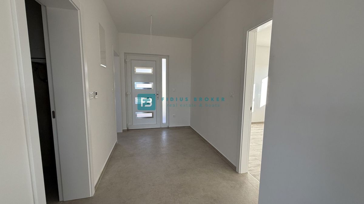 TRIBUNJ, novo, 1. nadstropje, pogled na morje, 500 m do plaže, shramba, 3 spalnice