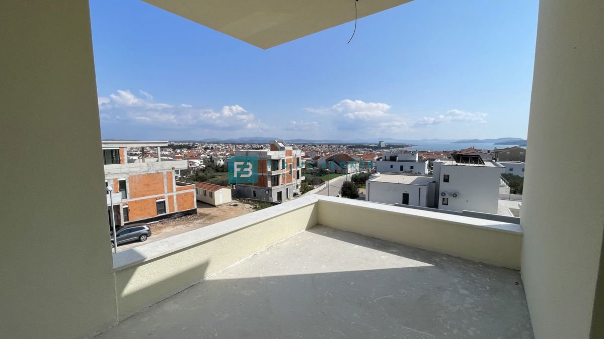 VODICE, novogradnja, 2. nadstropje, pogled na morje, terasa, shramba