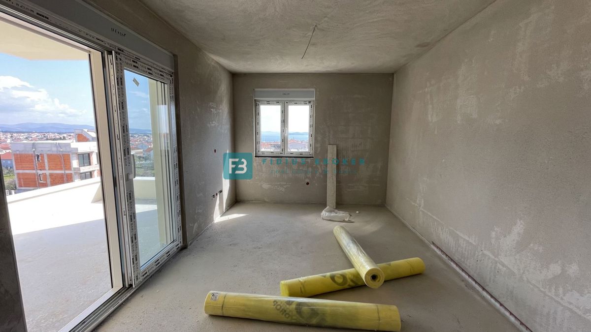 VODICE, novogradnja, 2. nadstropje, pogled na morje, terasa, shramba