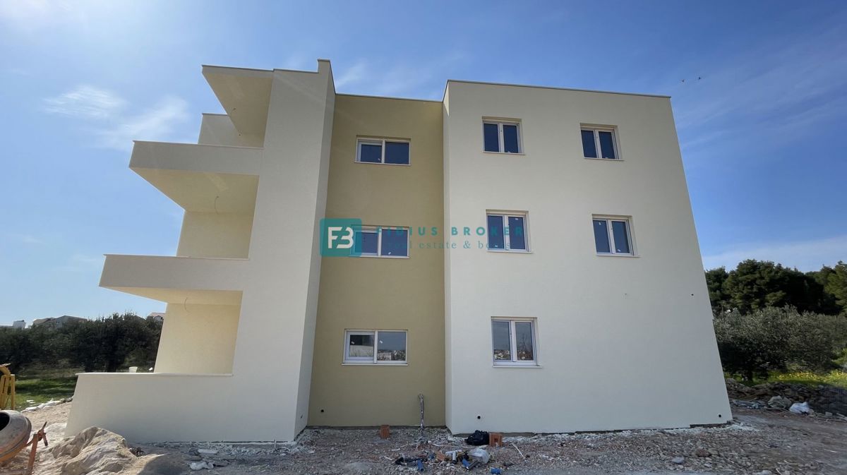 VODICE, novogradnja, 2. nadstropje, pogled na morje, terasa, shramba