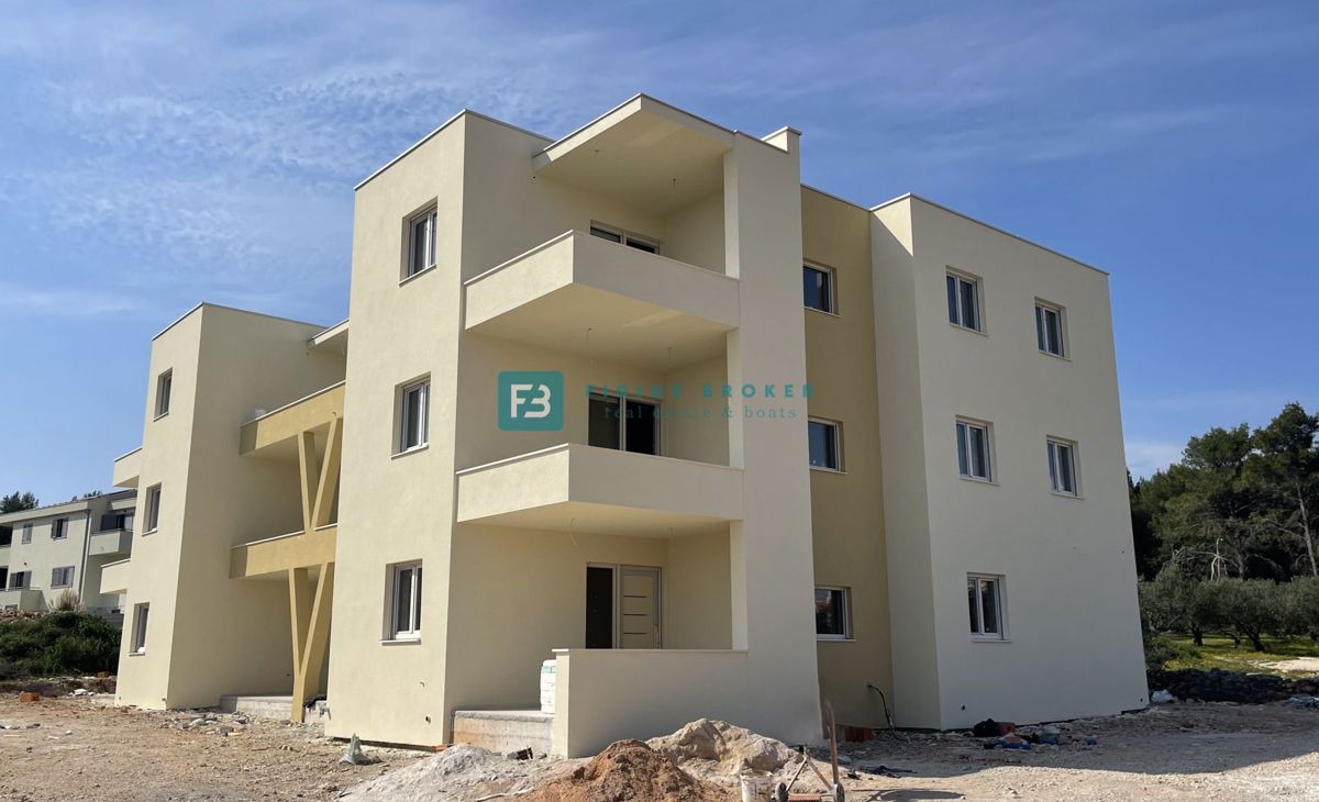 VODICE, novogradnja, 2. nadstropje, pogled na morje, terasa, shramba