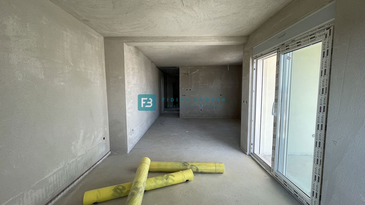 VODICE, novogradnja, 2. nadstropje, pogled na morje, terasa, shramba