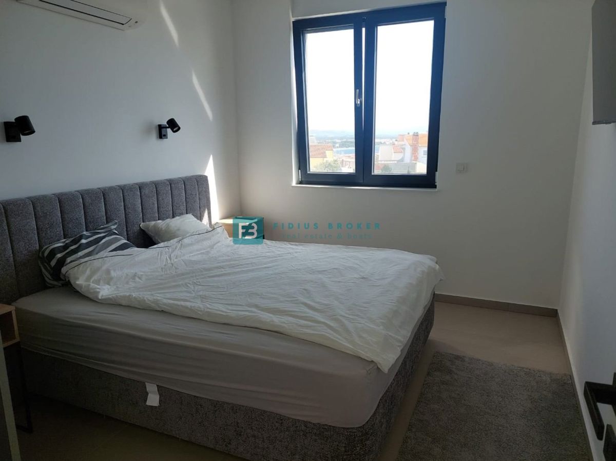 VODICE, novogradnja, luksuzno opremljena hiša, pogled na morje, bazen, garaža