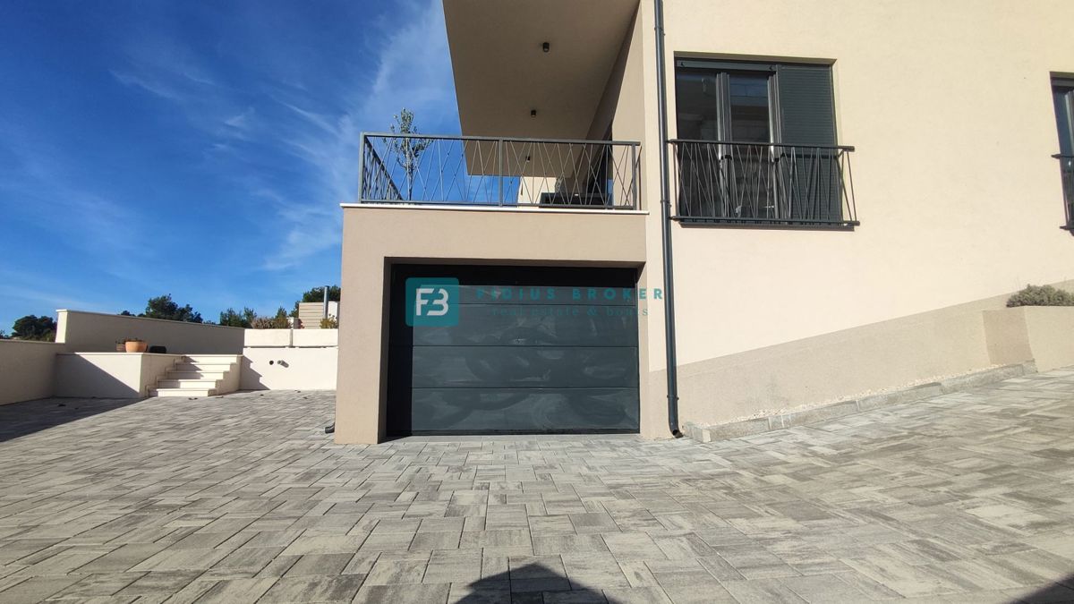 VODICE, novogradnja, luksuzno opremljena hiša, pogled na morje, bazen, garaža