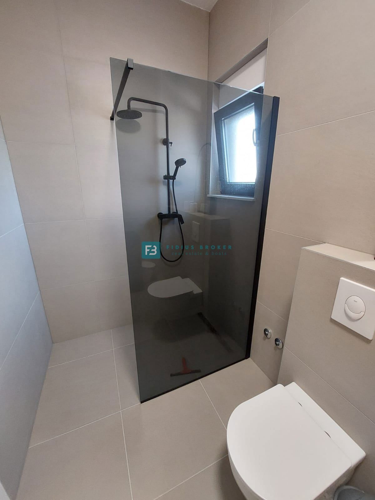 VODICE, novogradnja, luksuzno opremljena hiša, pogled na morje, bazen, garaža