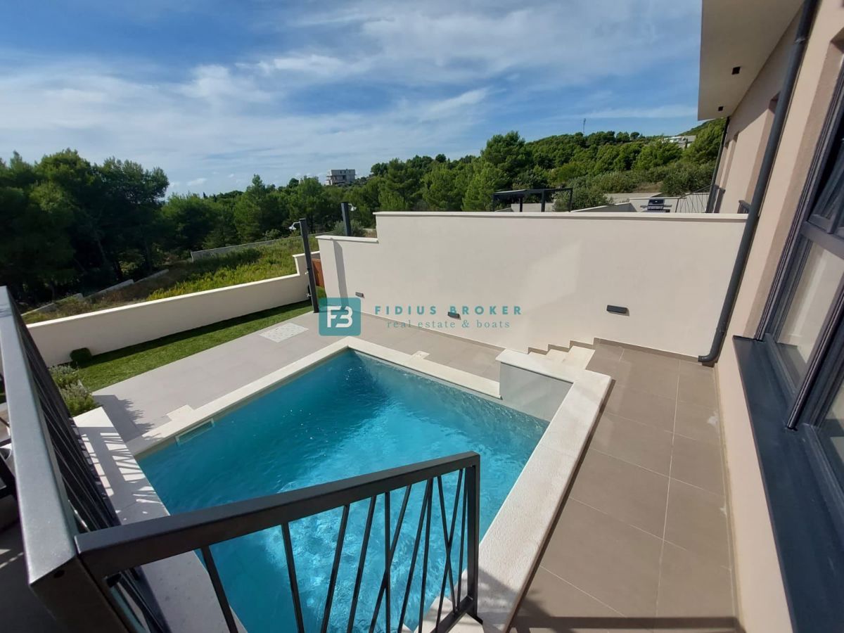 VODICE, novogradnja, luksuzno opremljena hiša, pogled na morje, bazen, garaža