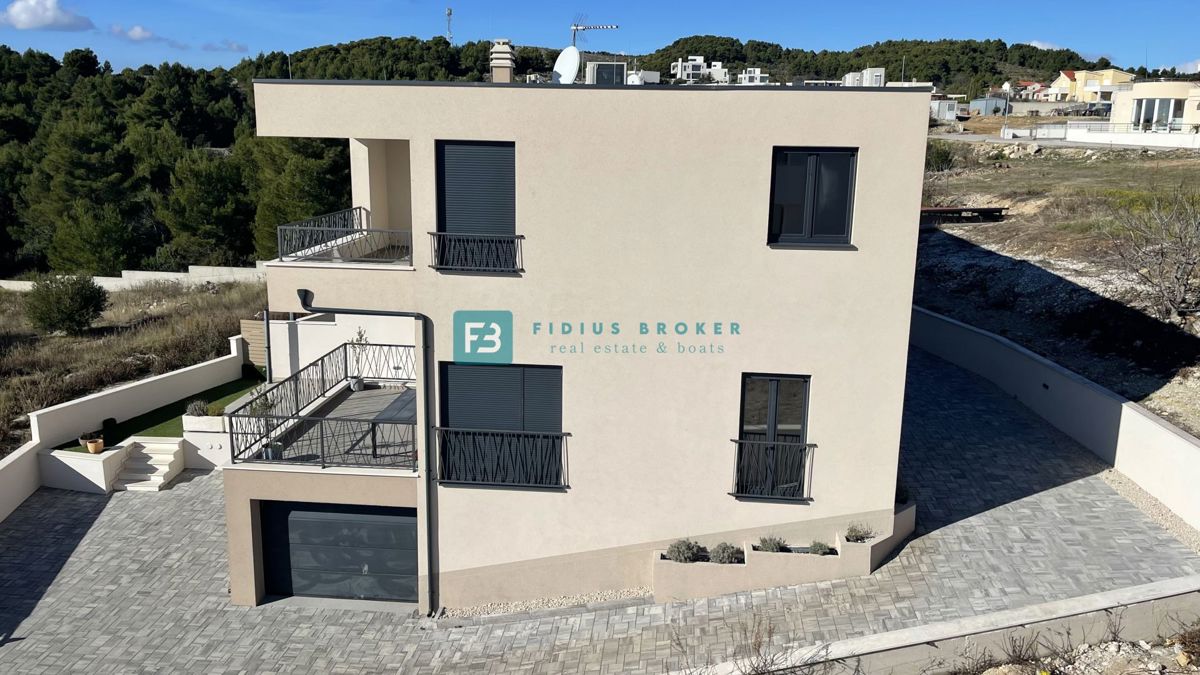 VODICE, novogradnja, luksuzno opremljena hiša, pogled na morje, bazen, garaža