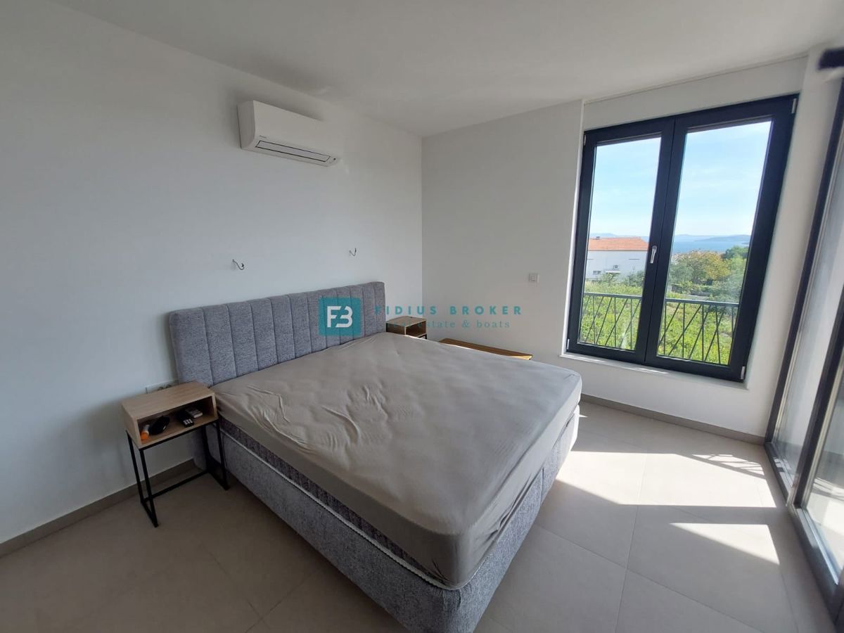 VODICE, novogradnja, luksuzno opremljena hiša, pogled na morje, bazen, garaža