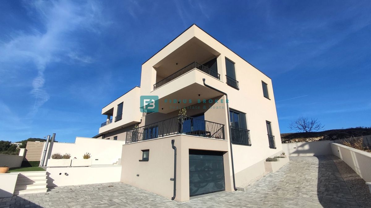 VODICE, novogradnja, luksuzno opremljena hiša, pogled na morje, bazen, garaža