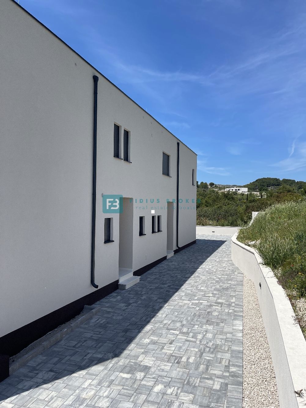 VODICE, novogradnja, luksuzno opremljena hiša, pogled na morje, bazen, garaža