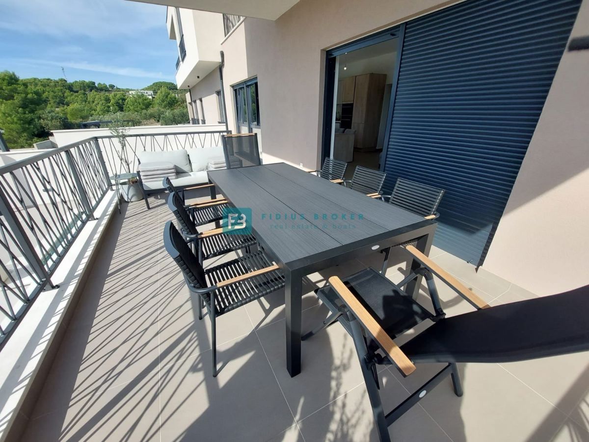 VODICE, novogradnja, luksuzno opremljena hiša, pogled na morje, bazen, garaža