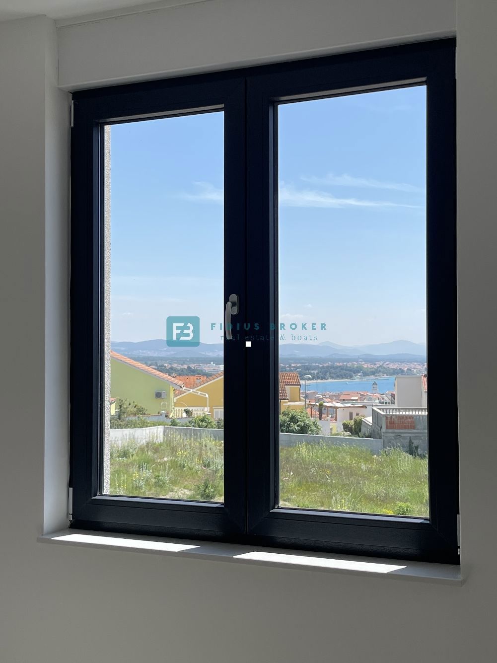 VODICE, novogradnja, luksuzno opremljena hiša, pogled na morje, bazen, garaža