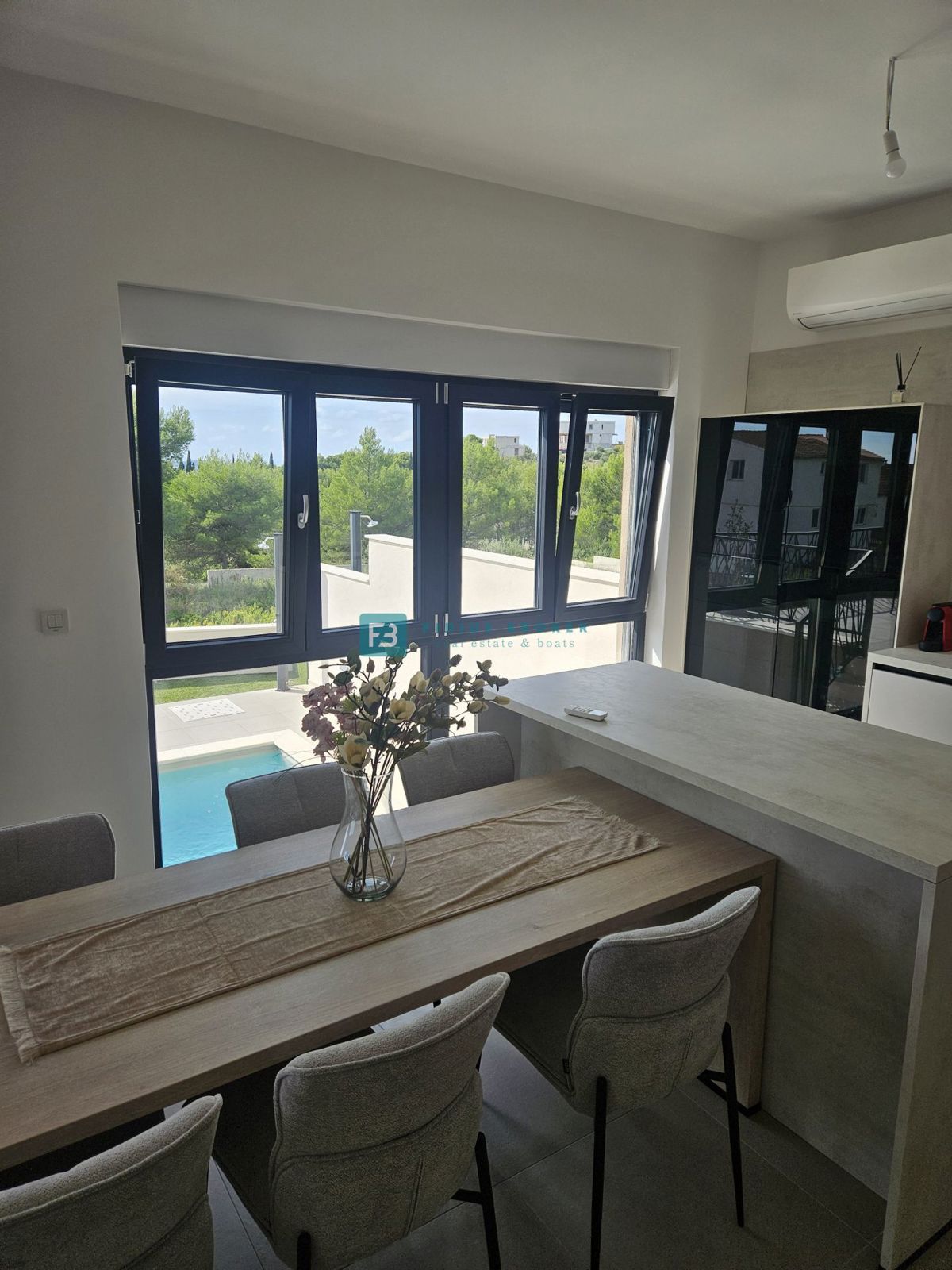 VODICE, novogradnja, luksuzno opremljena hiša, pogled na morje, bazen, garaža