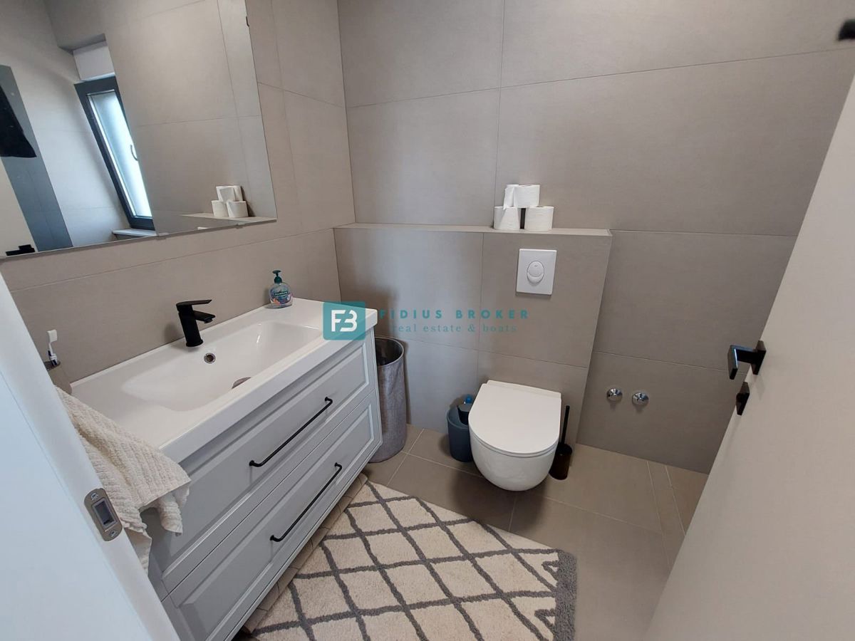 VODICE, novogradnja, luksuzno opremljena hiša, pogled na morje, bazen, garaža