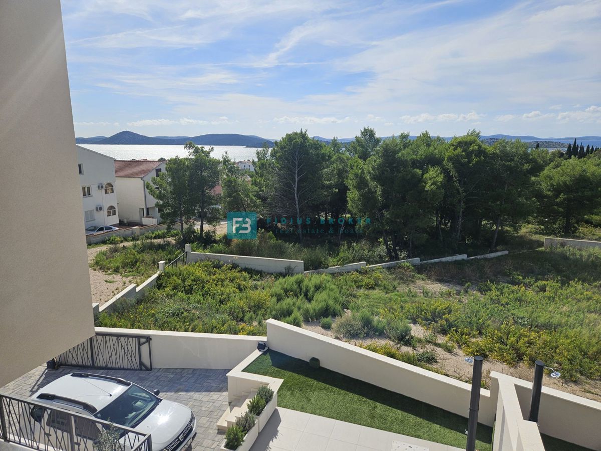 VODICE, novogradnja, luksuzno opremljena hiša, pogled na morje, bazen, garaža