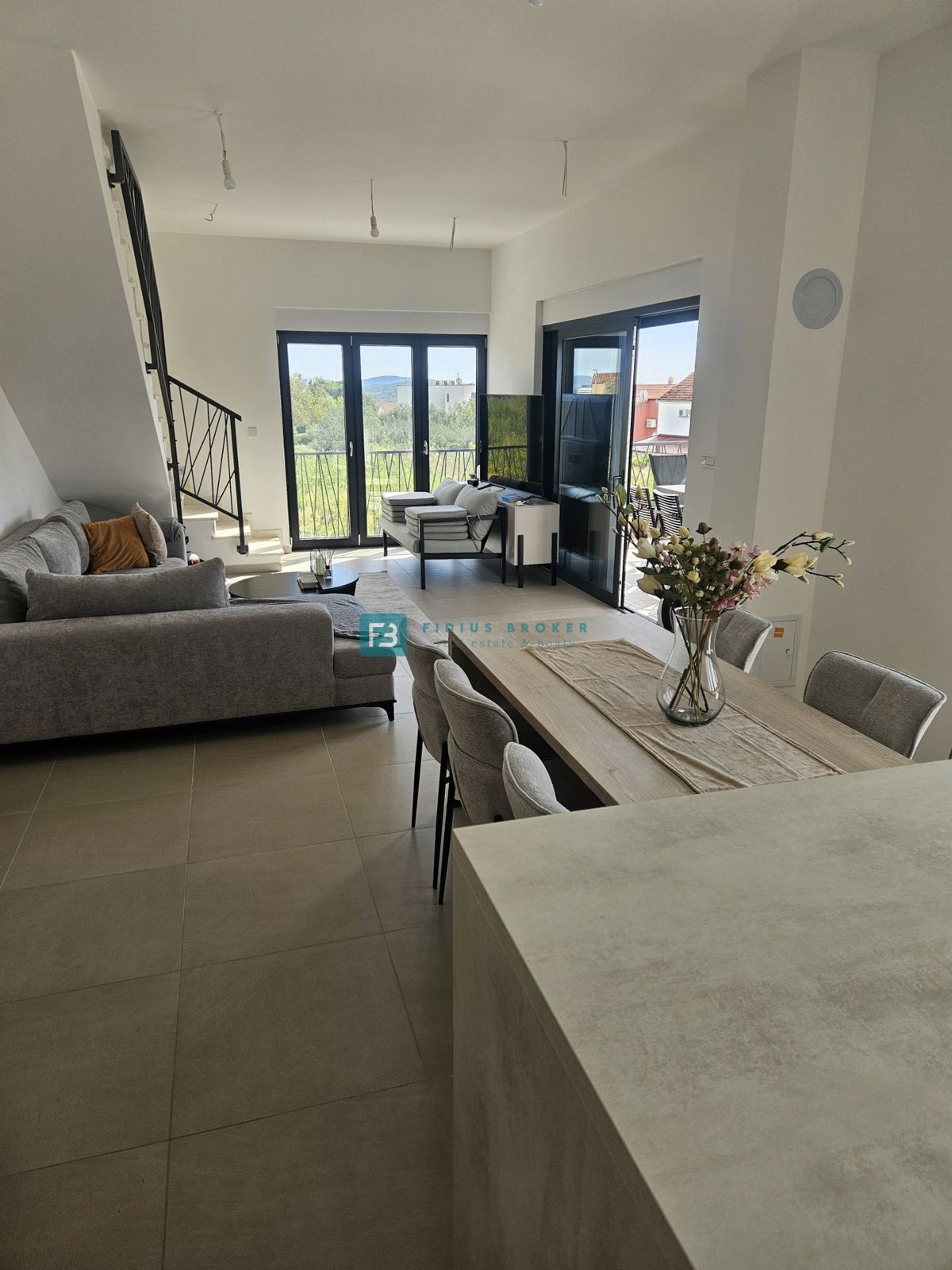 VODICE, novogradnja, luksuzno opremljena hiša, pogled na morje, bazen, garaža