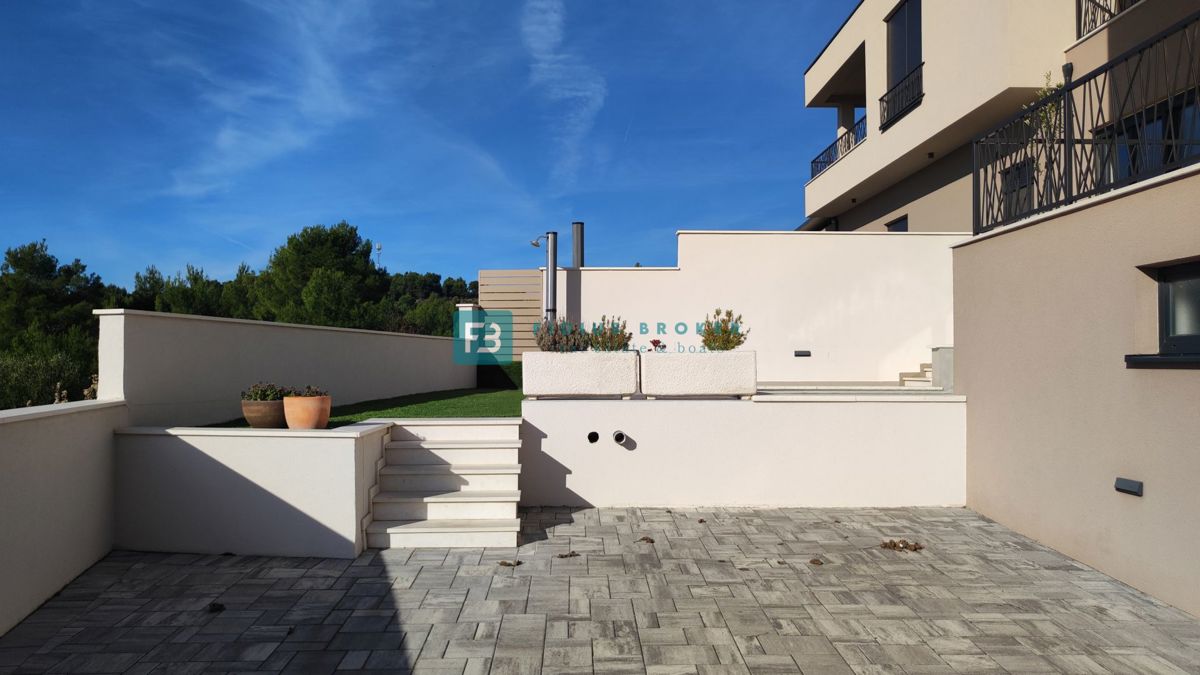 VODICE, novogradnja, luksuzno opremljena hiša, pogled na morje, bazen, garaža