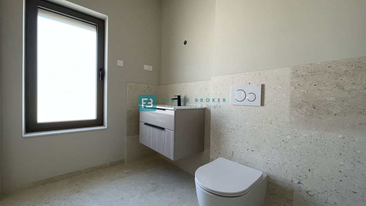 VODICE, novogradnja, 1. nadstropje, pogled na morje, 3 sobe, dvigalo, parkirišče, shramba