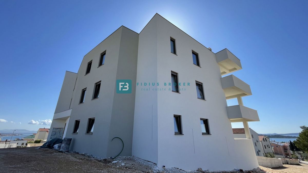 VODICE, novogradnja, 1. nadstropje, pogled na morje, 3 sobe, dvigalo, parkirišče, shramba