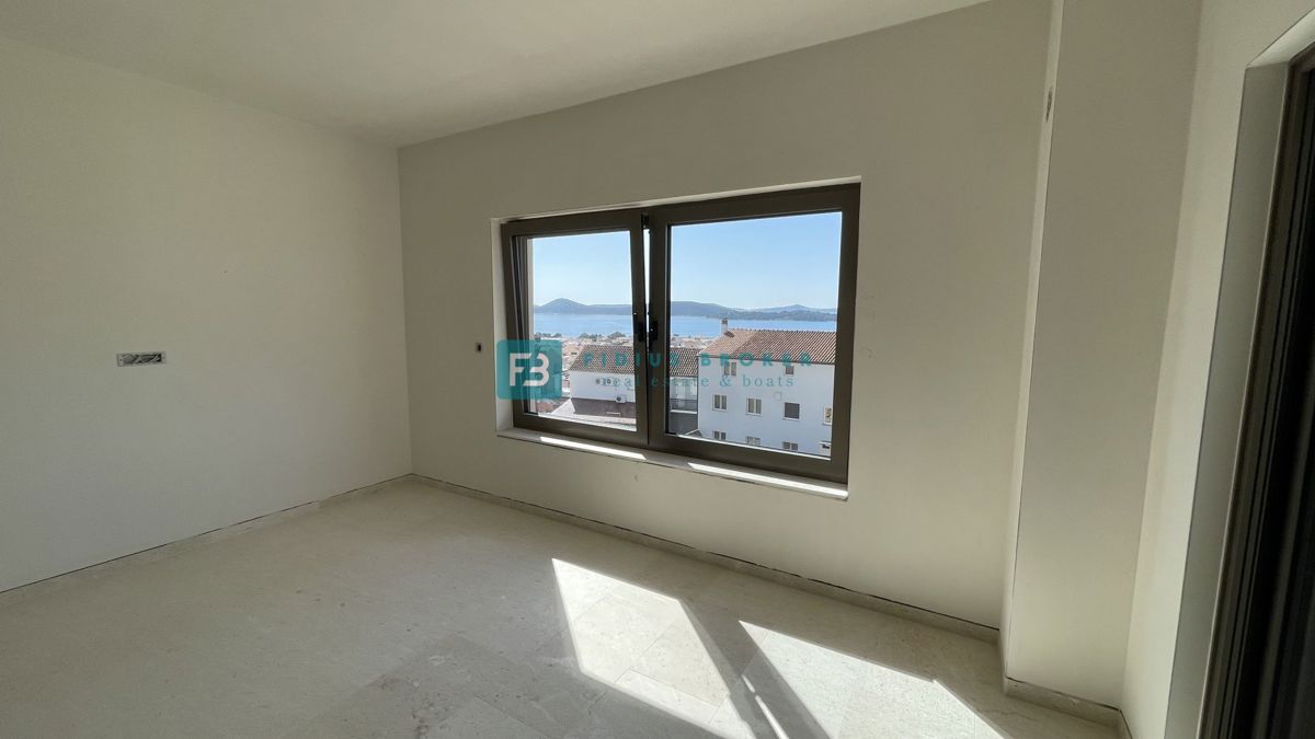 VODICE, novogradnja, 1. nadstropje, pogled na morje, 3 sobe, dvigalo, parkirišče, shramba