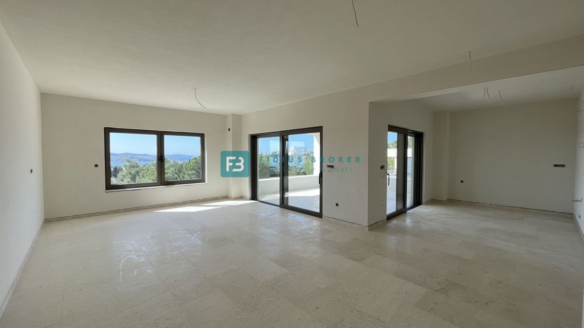 VODICE, novogradnja, 1. nadstropje, pogled na morje, 3 sobe, dvigalo, parkirišče, shramba