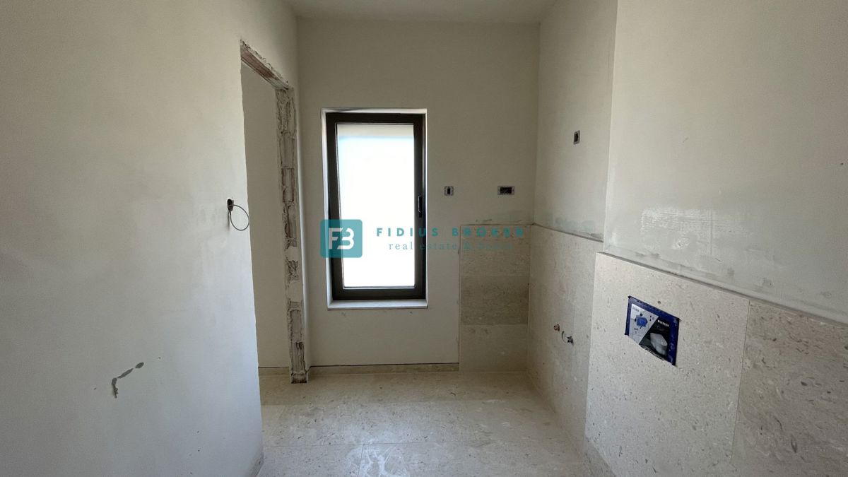 VODICE, novogradnja, 1. nadstropje, pogled na morje, 3 sobe, dvigalo, parkirišče, shramba