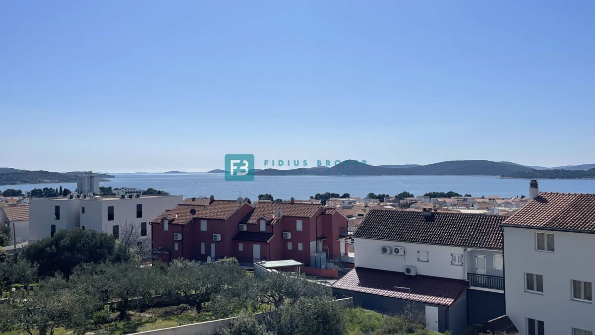 VODICE, novogradnja, 1. nadstropje, pogled na morje, 3 sobe, dvigalo, parkirišče, shramba