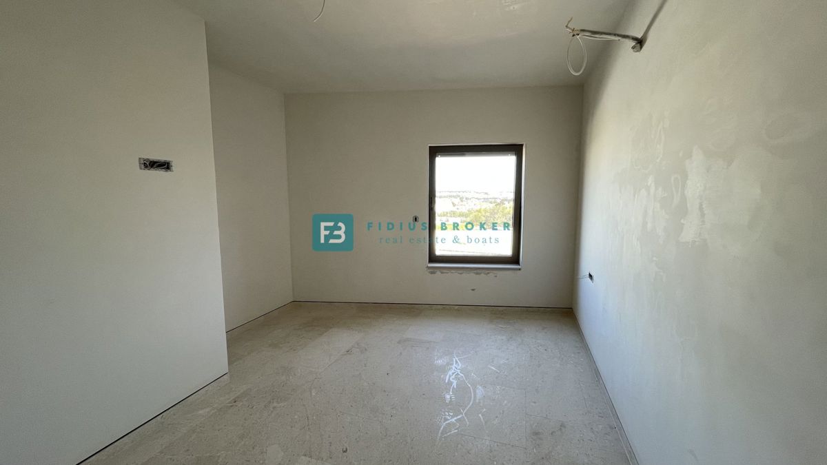 VODICE, novogradnja, 1. nadstropje, pogled na morje, 3 sobe, dvigalo, parkirišče, shramba